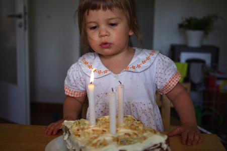 Ester fouk&aacute; sv&iacute;čky.