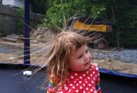 Ester galvanick&aacute; na trampol&iacute;ně.