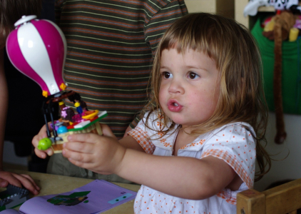 Esterka l&iacute;t&aacute; s bal&oacute;nem.