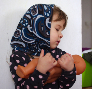 Esterka děl&aacute; maminku.