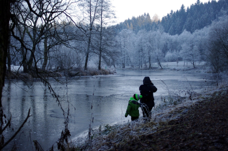 Maminka s Matějem na břehu S&aacute;zavy.