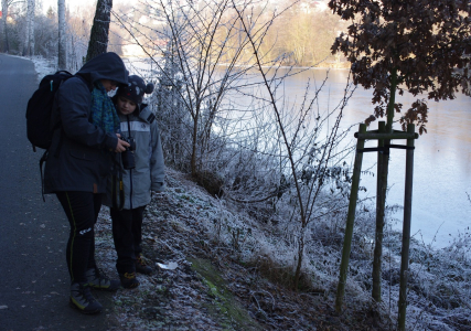 Maminka se proch&aacute;z&iacute; s &Scaron;imonem.