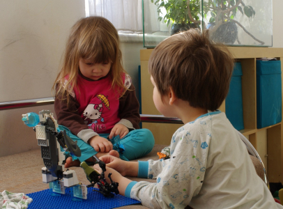 esterka s Matějem si hraj&iacute;.