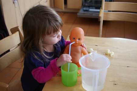 Esterka si hraje s miminkem.