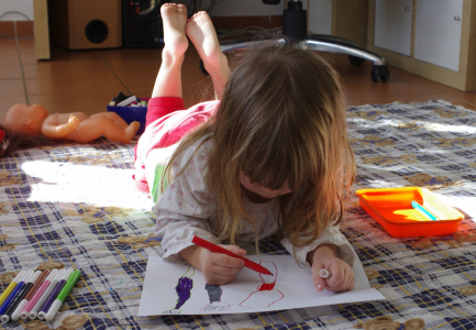 Mal&aacute; umělkyně.