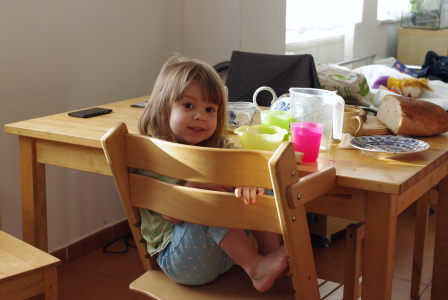 Sn&iacute;daně s holčičkou.