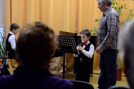 Matěj s &Scaron;imonem hraj&iacute; na společn&eacute; přehr&aacute;vce.