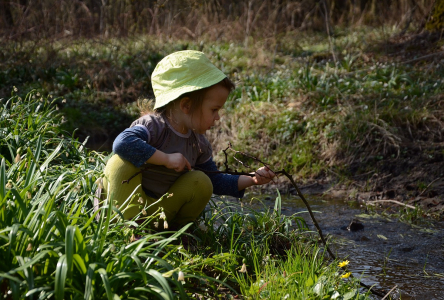 Esterka u potůčku.