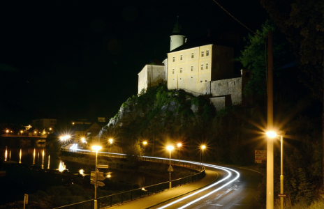 Auto jede na n&aacute;břež&iacute;.