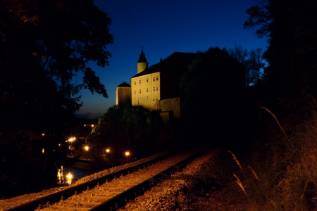 Koleje a hrad v noci.