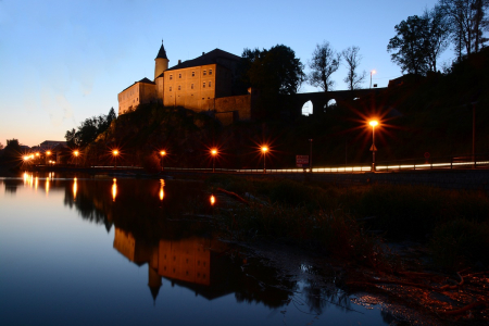 Ledečsk&yacute; hrad večer i s odrazem.