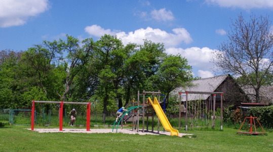 Moje děti na hři&scaron;ti v Hradci.