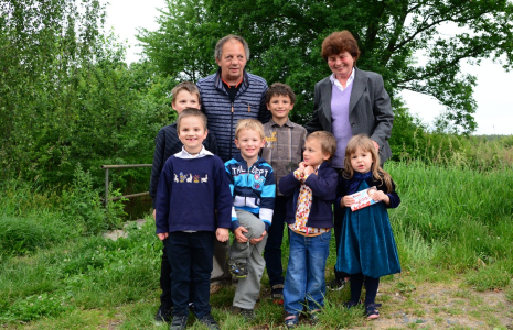 Babička, děda a vnoučata.