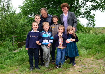 Babička, děda a vnoučata.