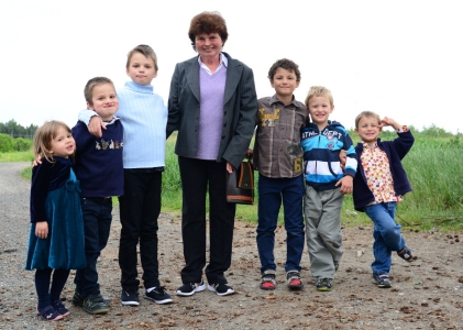 Babička s vnoučaty.