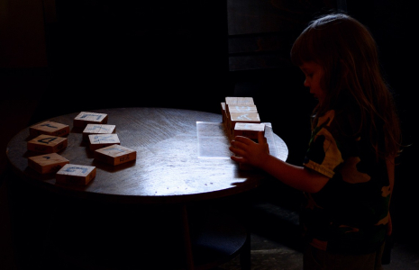 Ester si hraje s hebrej&scaron;tinou.