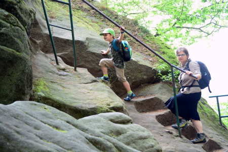 Matěj s maminkou lezou vzhůru.