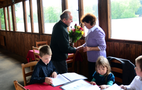 Prvn&iacute; gratulanti.