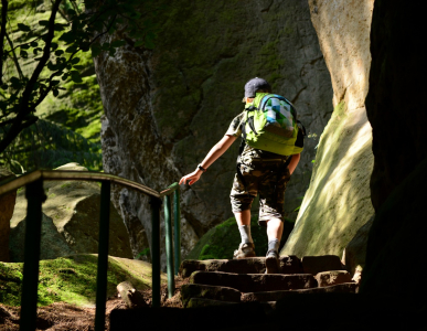 &Scaron;imon kr&aacute;č&iacute; Prachovsk&yacute;mi skalami.