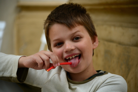 &Scaron;imon mls&aacute; tyčinku.