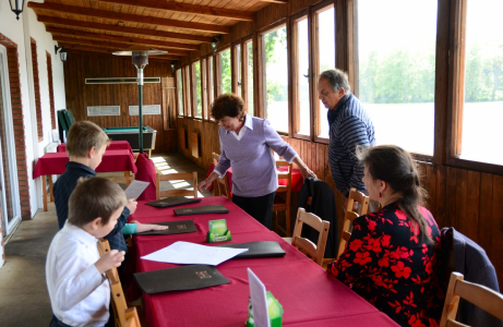 Used&aacute;me ke stolu.