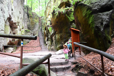 Cesty mezi skaln&iacute;mi stěnami.