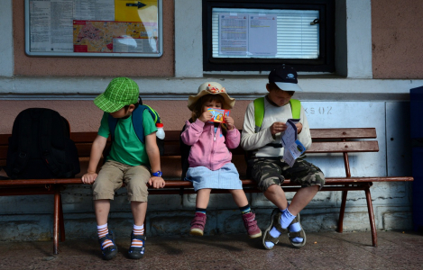 Ček&aacute;n&iacute; na vlak.