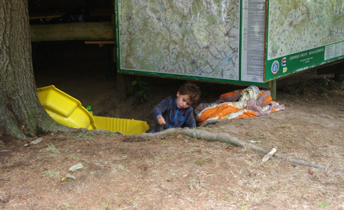 Mrňous na p&iacute;sku.