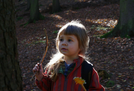 Ester ťuk&aacute; na stromy a kouzl&iacute;.