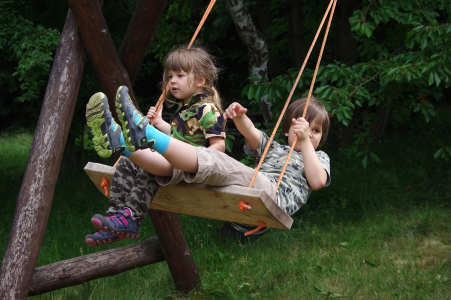 Matěj s Esterkou na houpačce.