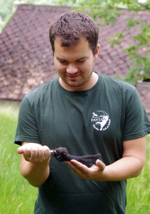 Pan Karafi&aacute;t krm&iacute; malou veverku.