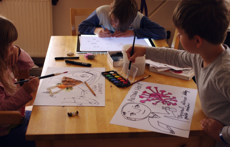 Ester s Matějem kresl&iacute;.