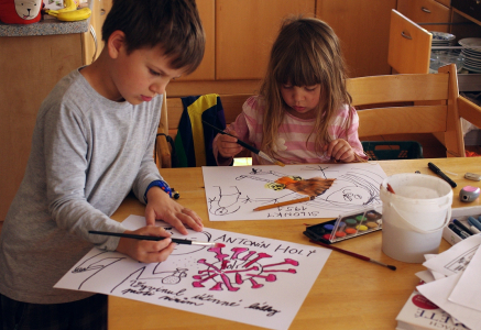 Ester s Matějem kresl&iacute;.