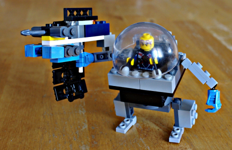 Matěj postavil hut&eacute;ho lego bojovn&iacute;ka.