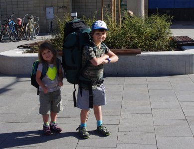 Mal&iacute; t&aacute;born&iacute;ci před odjezdem.