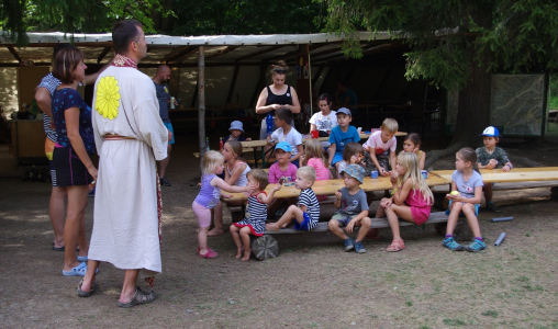 &Scaron;og&uacute;n vysvětluje v&aacute;lečn&iacute;kům pravidla.