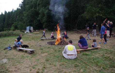 Buřt&iacute;kov&yacute; oheň.