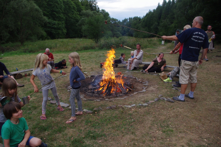 Buřt&iacute;kov&yacute; oheň.