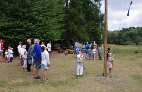 Matěj vztyčuje vlajku.