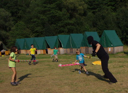 Posledn&iacute; &uacute;tok ninjů na t&aacute;bor.