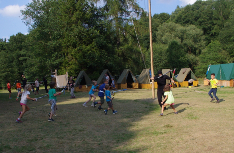 Posledn&iacute; &uacute;tok ninjů na t&aacute;bor.