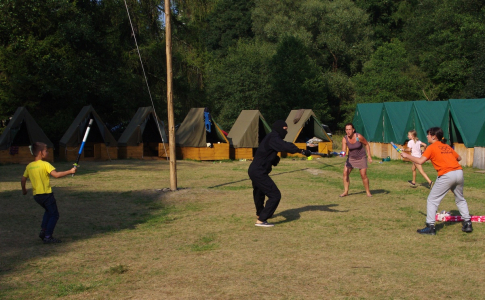 Posledn&iacute; &uacute;tok ninjů na t&aacute;bor.