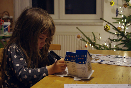 Esterka vytlačuje spoje v puzzle.