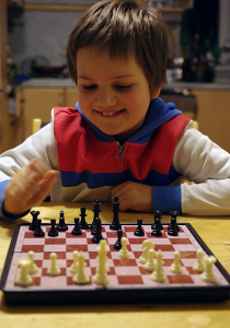 Matěj hraje &scaron;achy.