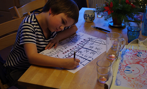 Matěj kresl&iacute; pir&aacute;tskou loď.