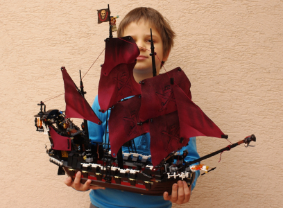 Matěj s postavenou pir&aacute;tskou lod&iacute;.