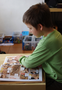 Matěj poř&aacute;d čte.