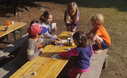 Děti hraj&iacute; pr&scaron;&iacute;.