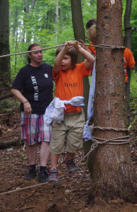 Esterka balancuje na laně.