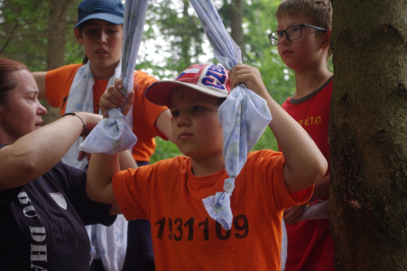 Maťoch drž&iacute; rovnov&aacute;hu.